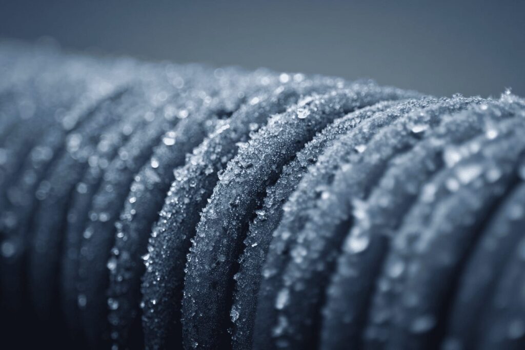 5 vanliga fel på värmepumpen när det blir kallt ute Frost och is pa metallspolarna