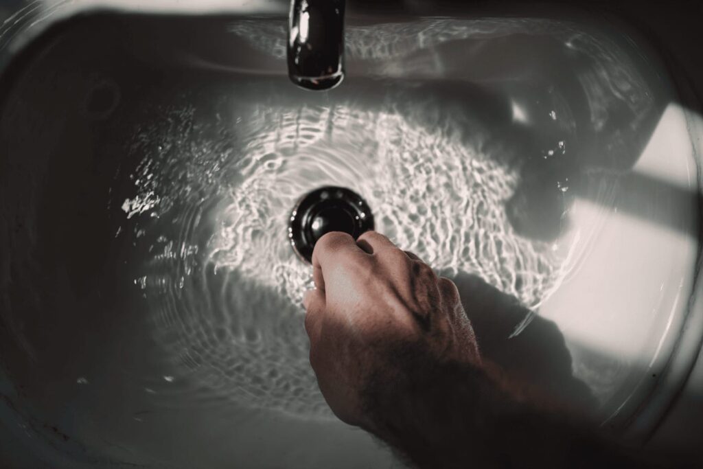 5 smarta sätt att rensa stopp i avloppet hemma säkert vitt handfat