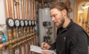 Färdiginstallerad bergvärmepump i ett svenskt villateknikrum.