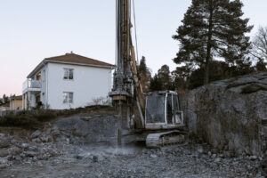 Bergvärme installation i Stockholm där borrigg arbetar i Stockholms berggrund vid villa