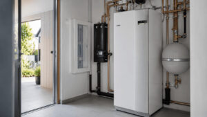 Bergvärme på Lidingö, NIBE S1256 bergvärmepump installerad i pannrum i nybyggd villa