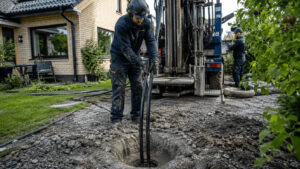 Vad är bergvärme? Borrhål för bergvärme där kollektorslangen installeras för att hämta energi från berggrunden.